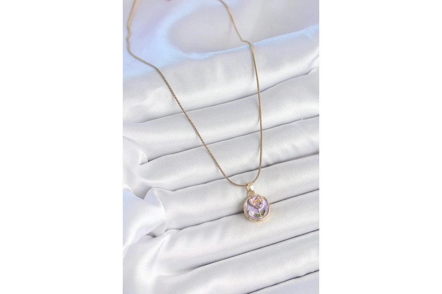 Shoecide 316l Çelik Gold Renk Zincir Mor Minimal Çiçek İşlemeli İnci Detay Portre Model Kadın Kolye