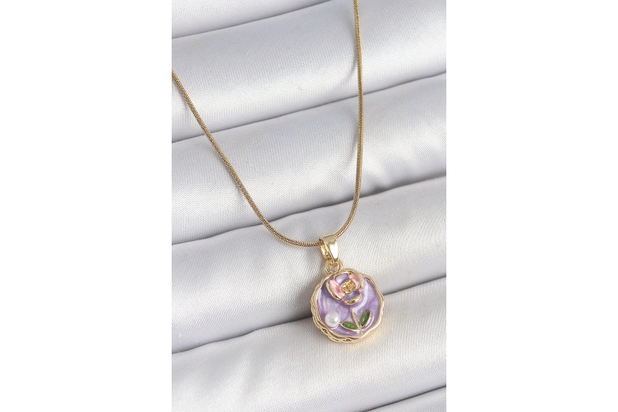 Shoecide 316l Çelik Gold Renk Zincir Mor Minimal Çiçek İşlemeli İnci Detay Portre Model Kadın Kolye