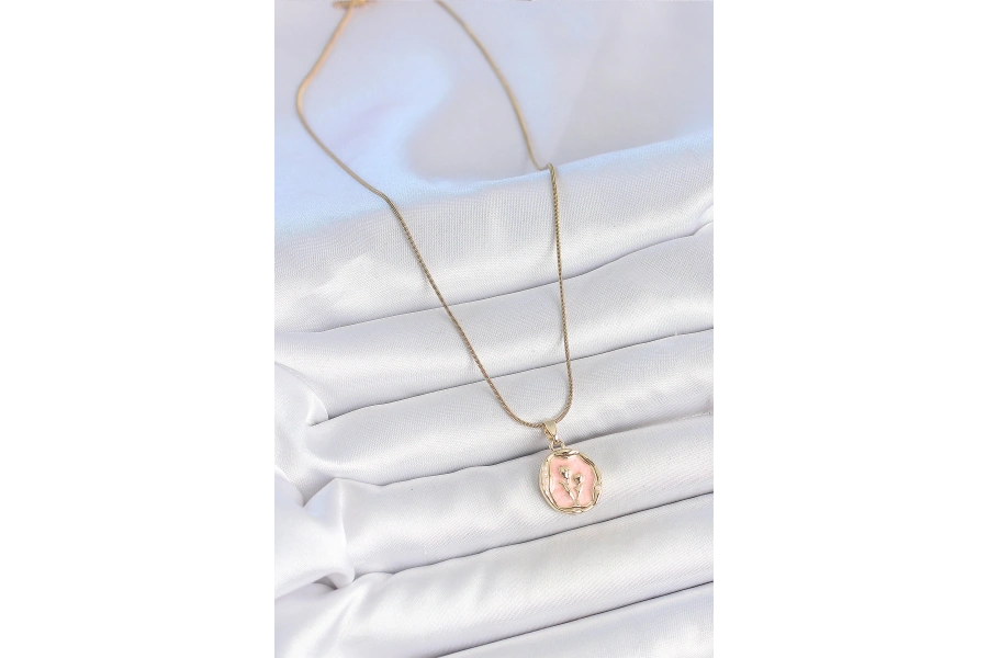 Shoecide 316l Çelik Gold Renk Zincir Pembe Mineli Çiçek İşlemeli Portre Model Kadın Kolye