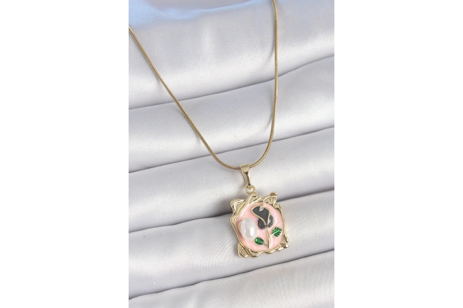 Shoecide 316l Çelik Gold Renk Zincir Pembe Mineli Çiçek İşlemli İnci Detay Portre Model Kadın Kolye