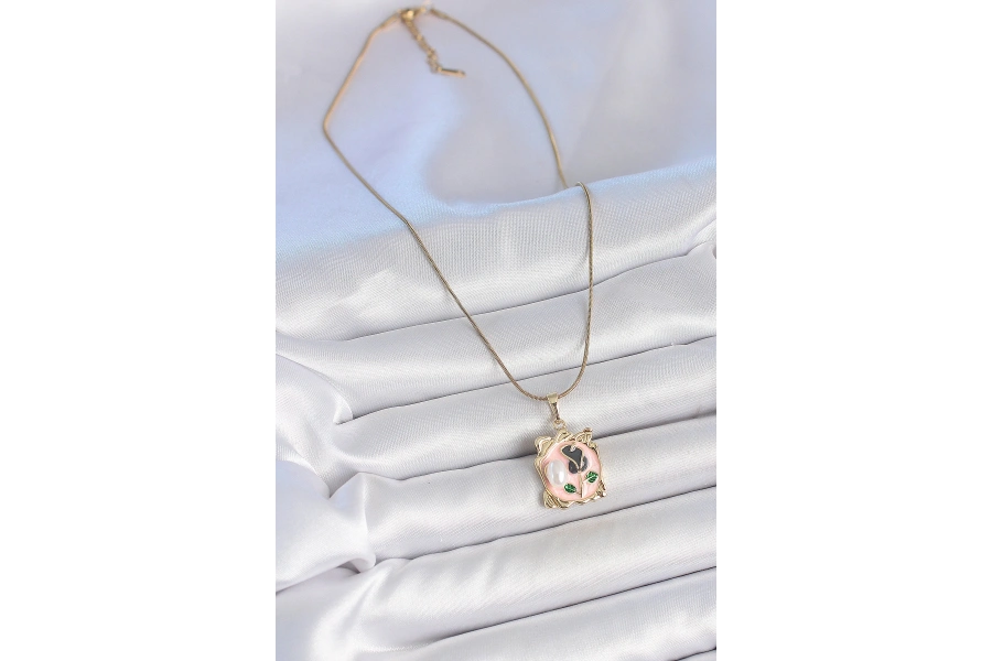 Shoecide 316l Çelik Gold Renk Zincir Pembe Mineli Çiçek İşlemli İnci Detay Portre Model Kadın Kolye