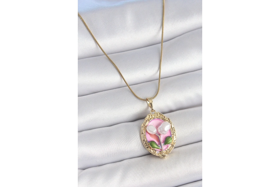 Shoecide 316l Çelik Gold Renk Zincir Pembe Mineli İncili Çiçek İşlemeli Portre Model Kadın Kolye