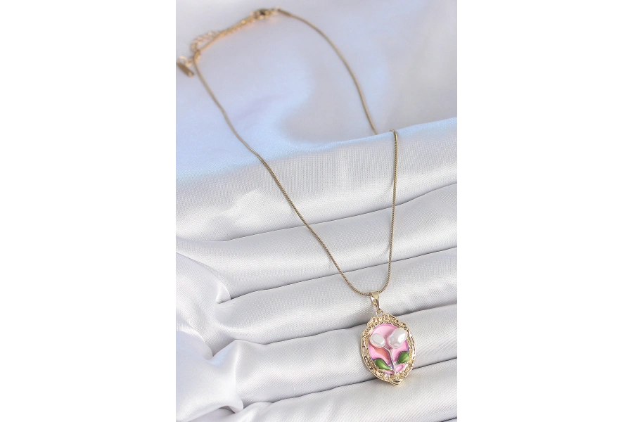 Shoecide 316l Çelik Gold Renk Zincir Pembe Mineli İncili Çiçek İşlemeli Portre Model Kadın Kolye