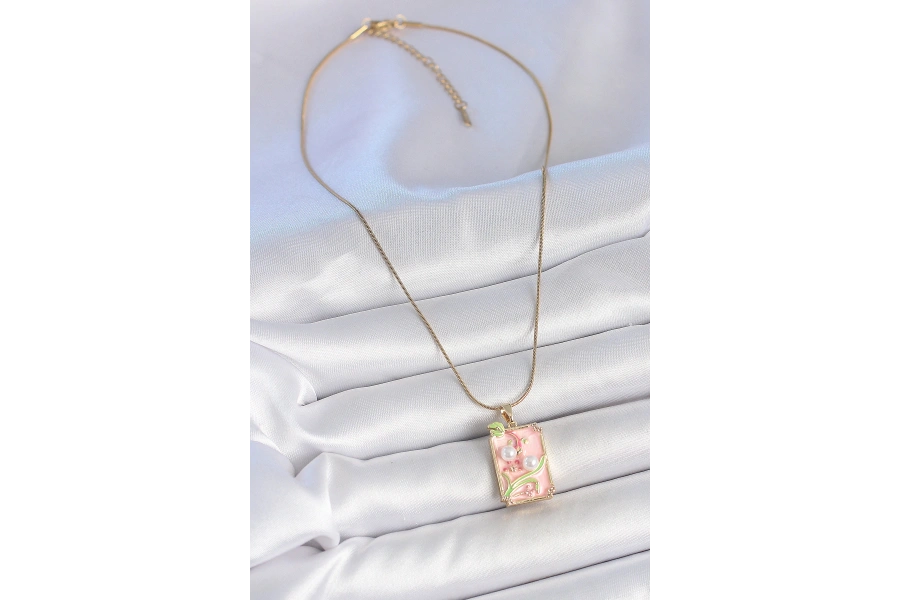 Shoecide 316l Çelik Gold Renk Zincir Pembe Mineli İncli Çiçek İşlemeli Portre Model Kadın Kolye