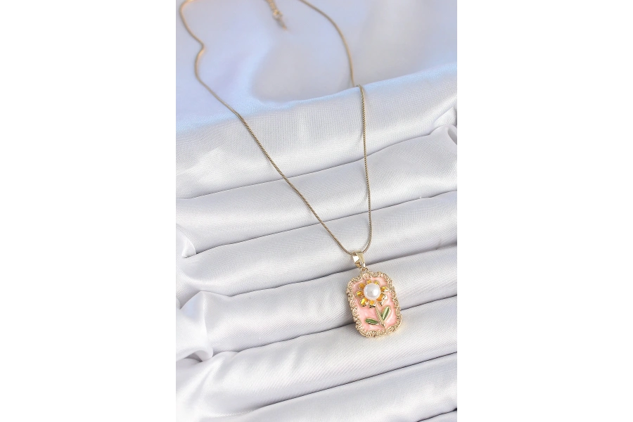 Shoecide 316l Çelik Gold Renk Zincir Pembe Mineli İncli Papatya Model Portre Model Kadın Kolye