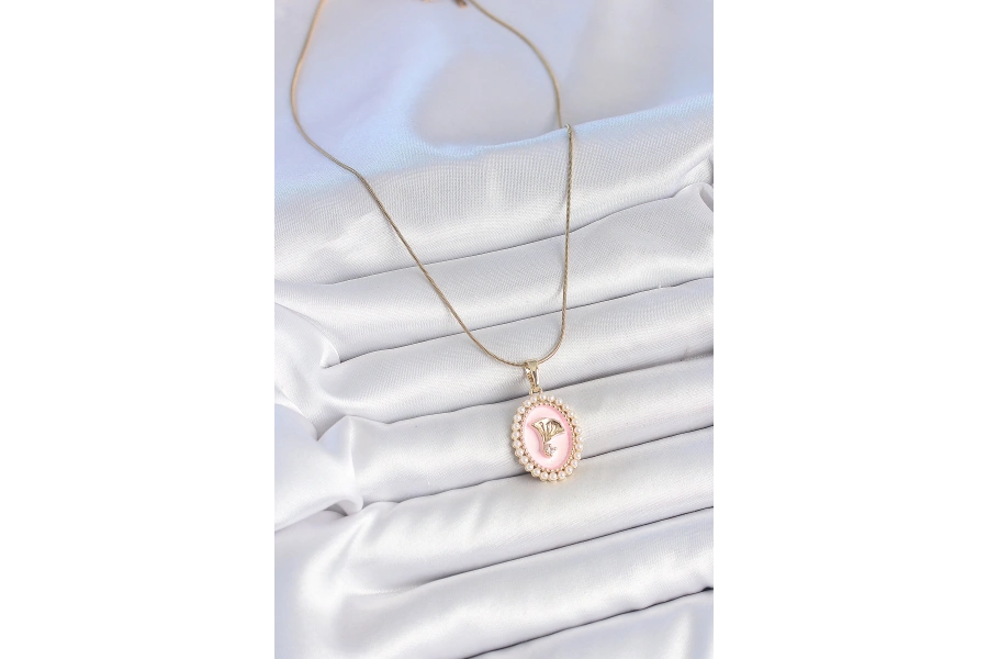 Shoecide 316l Çelik Gold Renk Zincir Pembe Mineli İncli Zirkon Taşlı Çiçek İşlemeli Portre Model Kadın Kolye