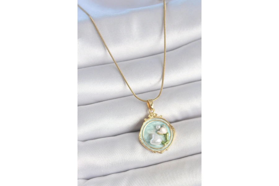 Shoecide 316l Çelik Gold Renk Zincir Turkuaz Mineli İncili Çiçek İşlemeli Portre Model Kadın Kolye