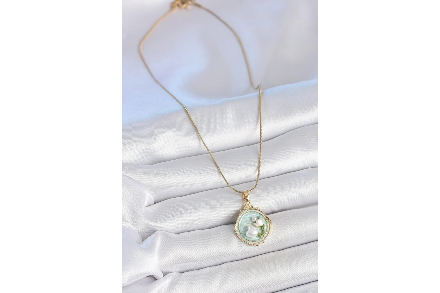 Shoecide 316l Çelik Gold Renk Zincir Turkuaz Mineli İncili Çiçek İşlemeli Portre Model Kadın Kolye