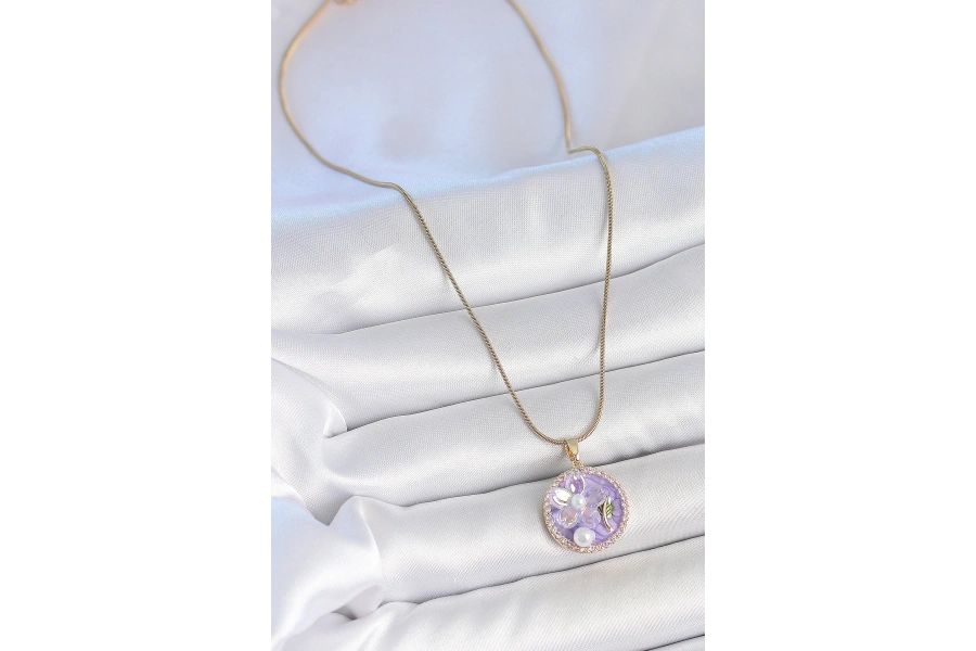 Shoecide 316l Çelik Gold Renk Zincir Zirkon Taşlı Mor Mineli Çiçek İşlemeli İnci Detay Portre Model Kadın Kolye