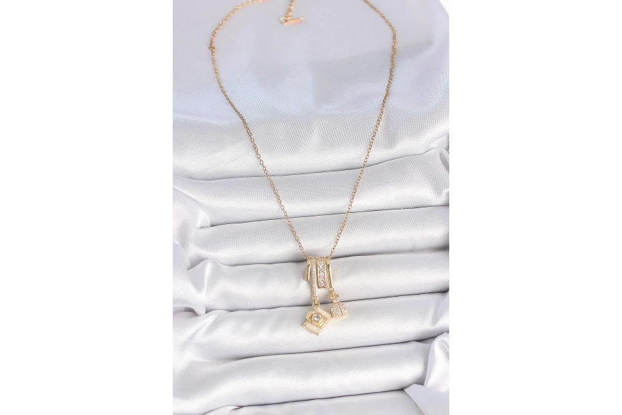 Shoecide 316l Çelik Gold Renk Zirkon Taşlı Sallantı Fotoğraf Makinası Figür Charm Kadın Kolye