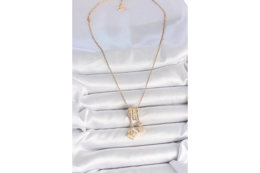 Shoecide 316l Çelik Gold Renk Zirkon Taşlı Sallantı Fotoğraf Makinası Figür Charm Kadın Kolye