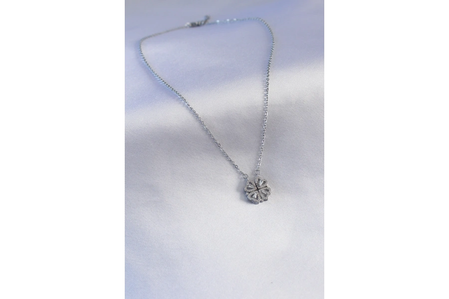 Shoecide 316l Çelik Gümüş Renk Açılır Yonca Model Kadın Kolye