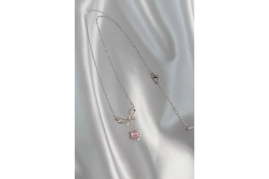 Shoecide 316l Çelik Gümüş Renk Fiyonk Detay Pembe Zirkon Taşlı Tektaş Kolye