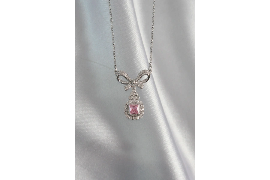 Shoecide 316l Çelik Gümüş Renk Fiyonk Detay Pembe Zirkon Taşlı Tektaş Kolye