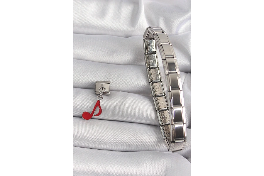 Shoecide 316l Çelik Gümüş Renk Kırmızı Nota Model Nomination Charm