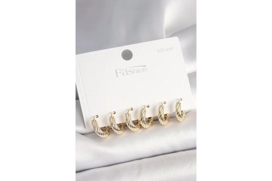 Shoecide 925 Ayar Gümüş Çivi Pirinç Gold Renk İşlemeli Halka Model Kadın Küpe Seti