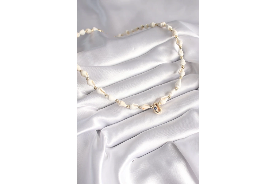 Shoecide Beyaz Deniz Kabuğu Model Deniz Kabuğu Figür Nazar Boncuk Detay Kadın Kolye