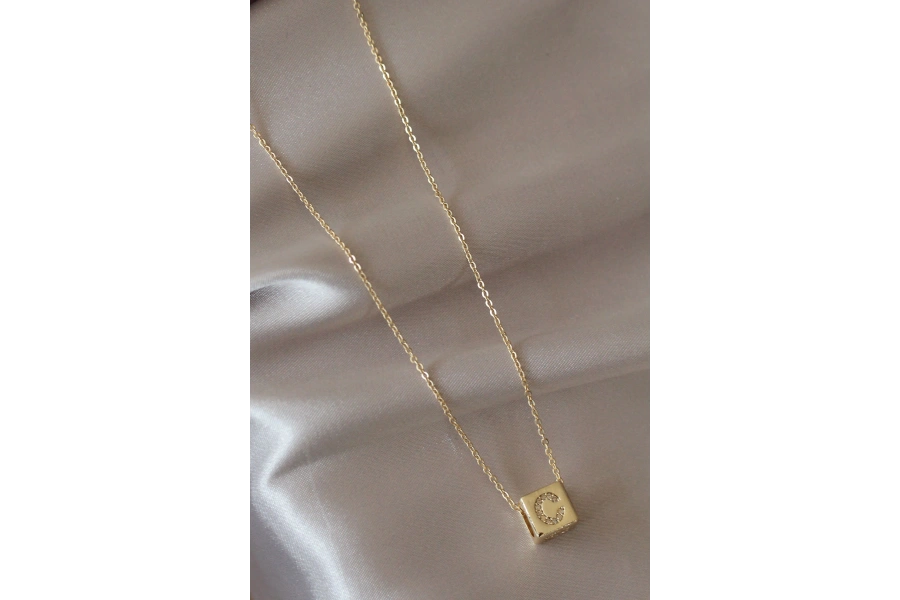 Shoecide Gold Renk Zirkon Taşlı Küp Model C Harfli Kolye