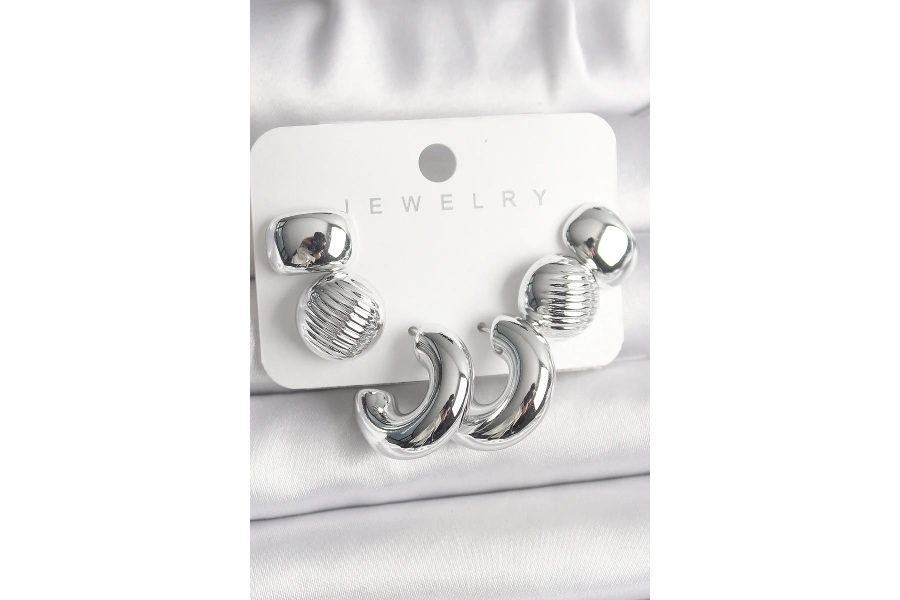 Shoecide Gümüş Renk İşlemeli Daire Halka Model Ccb Platik Kadın Küpe Seti