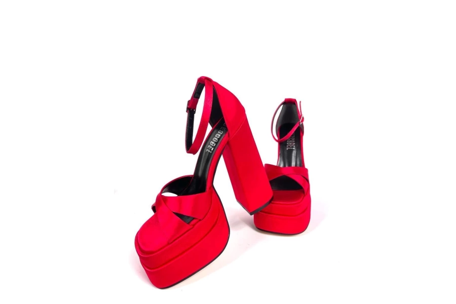 Shoecide Kadın Renc Kırmızı Saten Yüksek Çift Platform Topuklu Sandalet