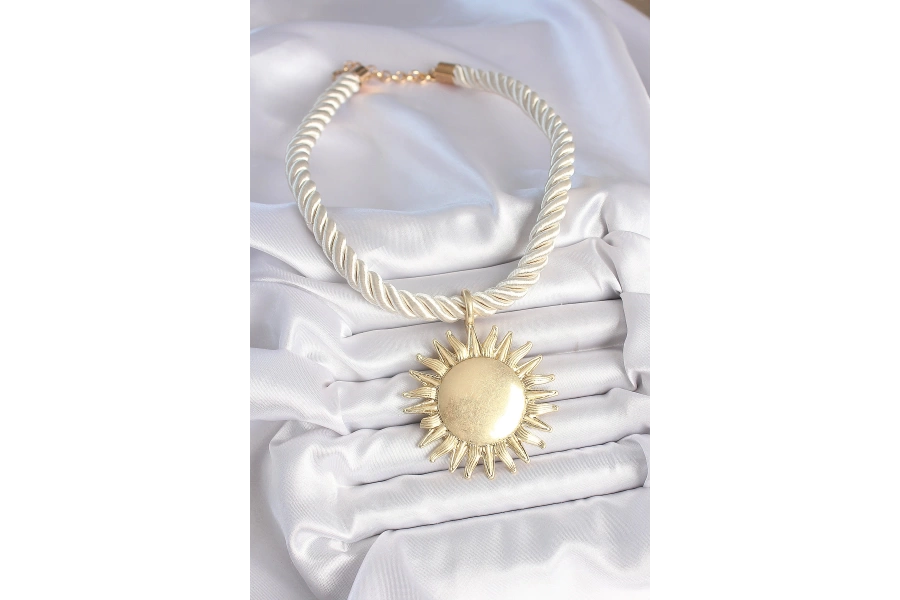 Shoecide Kırık Beyaz Halat Model Gold Renk Güneş Figürlü Pirinç Kolye
