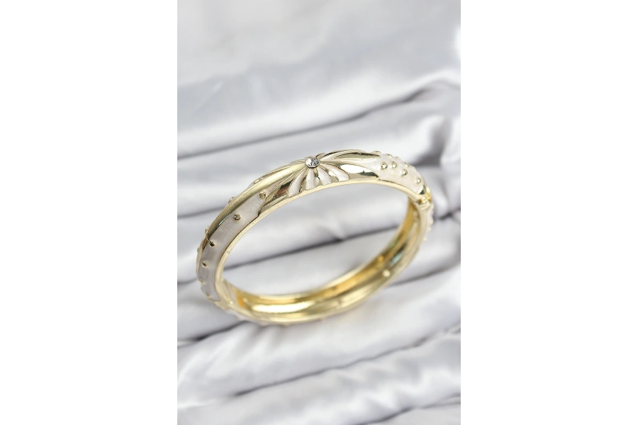 Shoecide Mineli Pirinç Zirkon Taşlı Bej Desen Motifli Gold Kadın Kelepçe