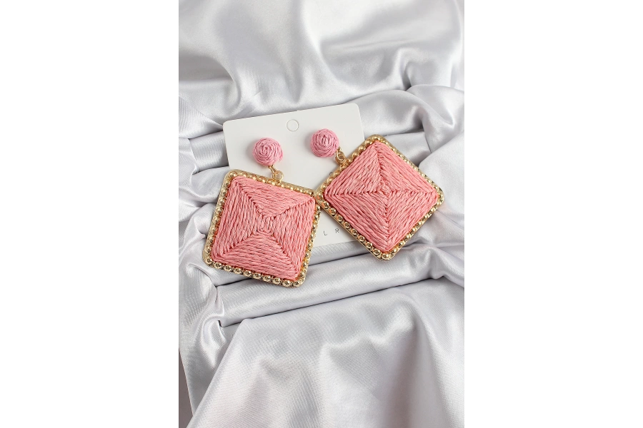 Shoecide Pembe Kare Figürlü Hasır Örgü Model Gold Renk Kadın Küpe