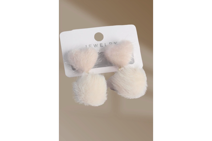 Shoecide Pembe Renk Tüylü Kalp Ponpon Model Kadın Küpe