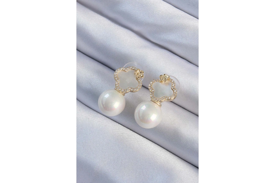 Shoecide Pirinç Altın Renk Zirkon Taşlı Minimal Çiçek Tasarımlı Kadın Küpe