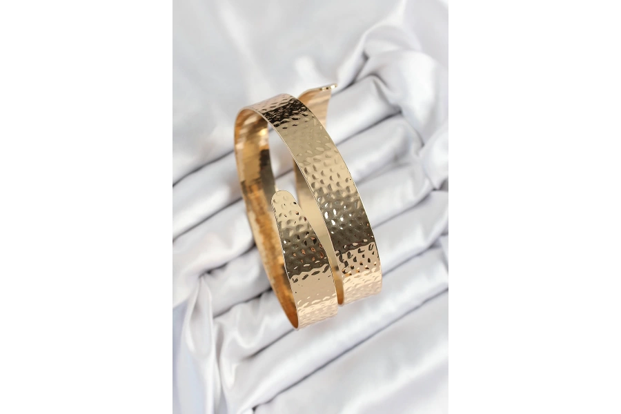 Shoecide Pirinç Dövme Desenli Gold Renk Kadın Pazu Bileklik