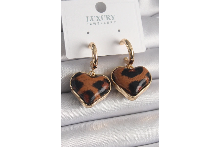 Shoecide Pirinç Gold Renk 3d Kalp Leopar Desen Model Kadın Küpe