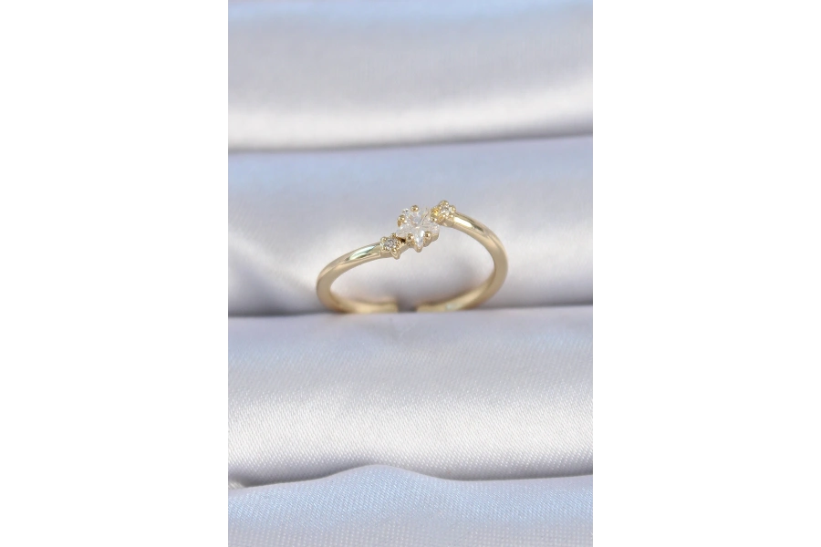 Shoecide Pirinç Gold Renk Beyaz Çiçek Model Zirkon Taş Detay Kadın Yüzük