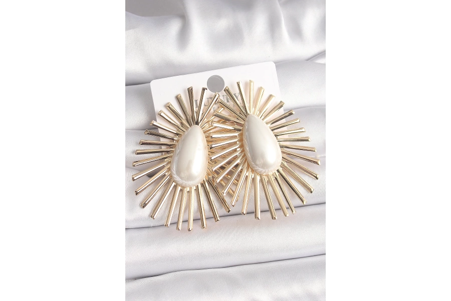 Shoecide Pirinç Gold Renk Beyaz Damla İncili Kemik Model Kadın Küpe