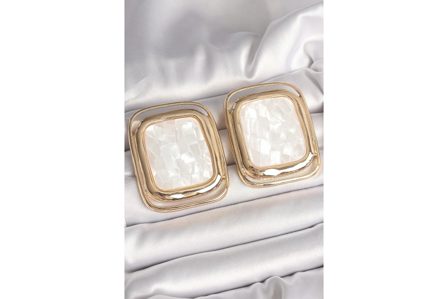 Shoecide Pirinç Gold Renk Beyaz Mineli Kare Model Kadın Küpe