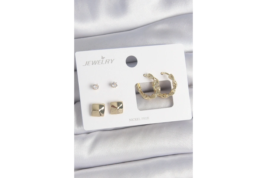 Shoecide Pirinç Gold Renk Burgu Halka Model Zirkon Taşlı Kare Detay 3 Çift Kadın Küpe Seti