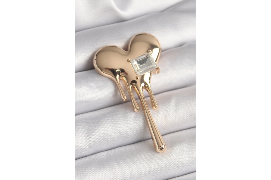 Shoecide Pirinç Gold Renk Eriyen Kalp Model Kare Zirkon Taş Detay Kadın Broş