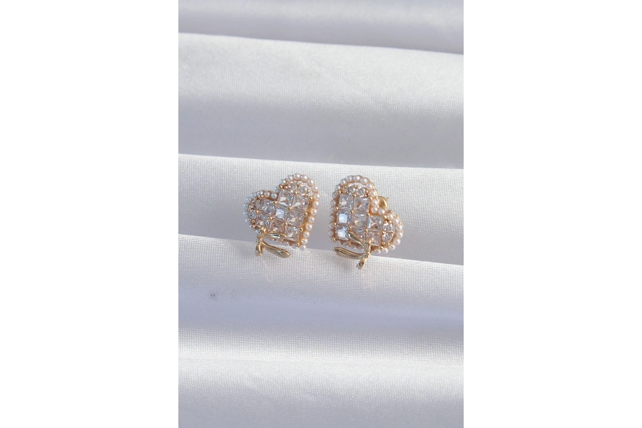 Shoecide Pirinç Gold Renk Fiyonk Detay İncili Zirkon Taşlı Kalp Küpe