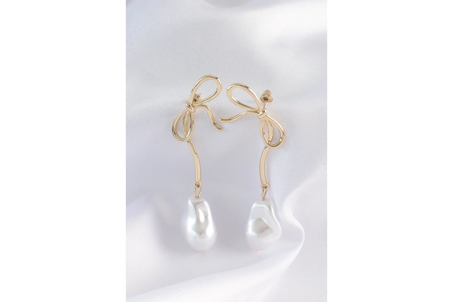 Shoecide Pirinç Gold Renk Fiyonk Model İnci Taşlı Uzun Küpe