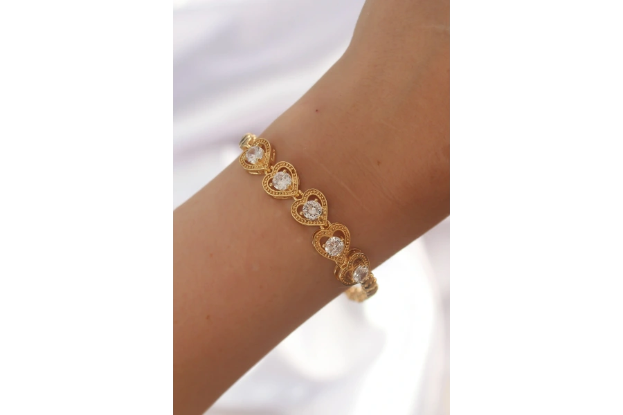 Shoecide Pirinç Gold Renk İçi Zirkon Taşlı Kalp Figürlü Bileklik