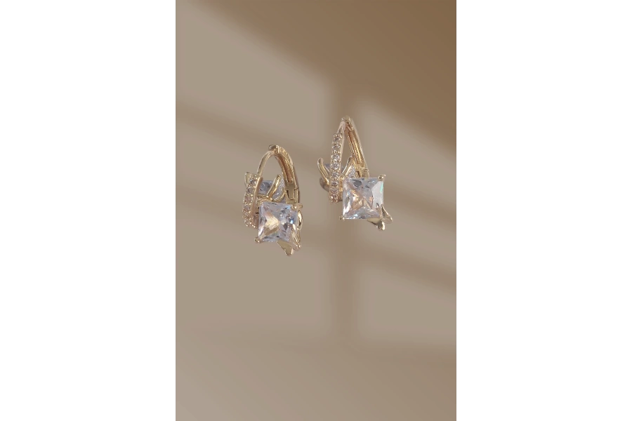 Shoecide Pirinç Gold Renk İri Zirkon Taşlı Kıvrımlı Minimal Kelebekli Halka Küpe