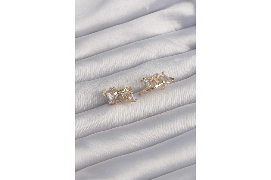 Shoecide Pirinç Gold Renk İri Zirkon Taşlı Kıvrımlı Minimal Kelebekli Halka Küpe