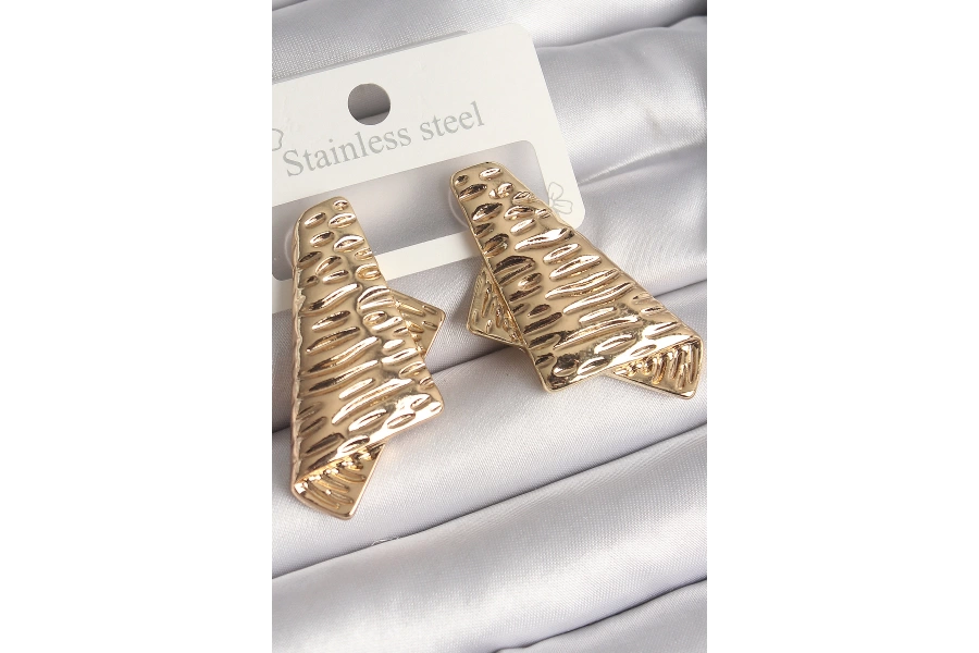Shoecide Pirinç Gold Renk İşleme Detaylı Katlanmış Kare Plaka Model Kadın Küpe