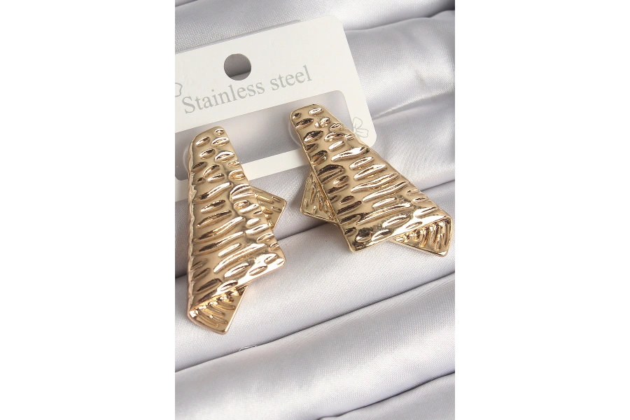Shoecide Pirinç Gold Renk İşleme Detaylı Katlanmış Kare Plaka Model Kadın Küpe