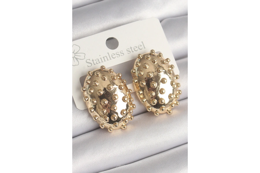 Shoecide Pirinç Gold Renk İşleme Detaylı Oval Bombe Plaka Model Kadın Küpe