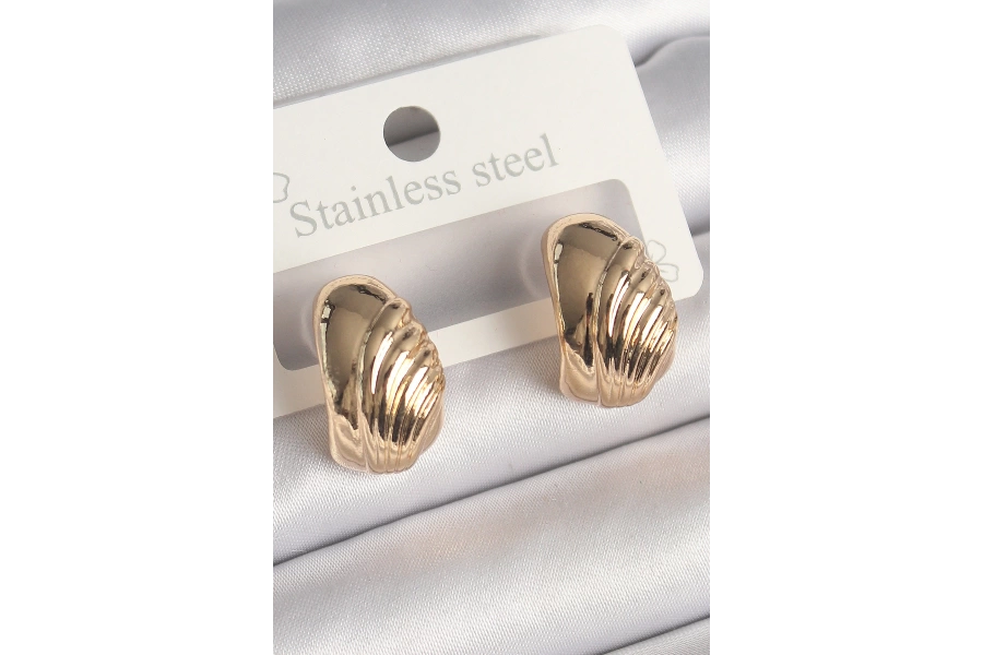 Shoecide Pirinç Gold Renk İşleme Detaylı Yarım Halka Model Kadın Küpe