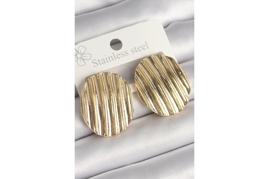 Shoecide Pirinç Gold Renk İşlemeli Daire Plaka Model Kadın Küpe