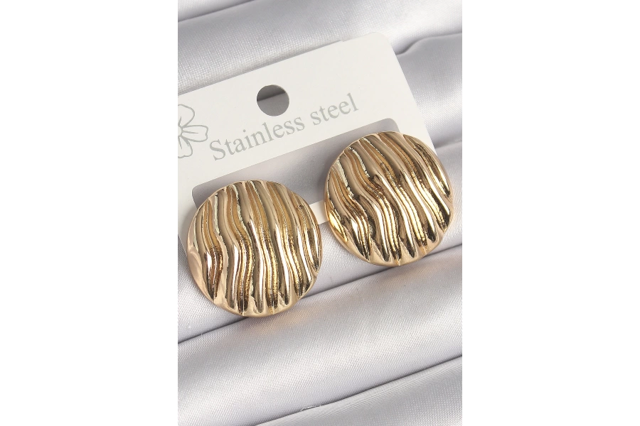 Shoecide Pirinç Gold Renk İşlemeli Daire Plaka Model Kadın Küpe