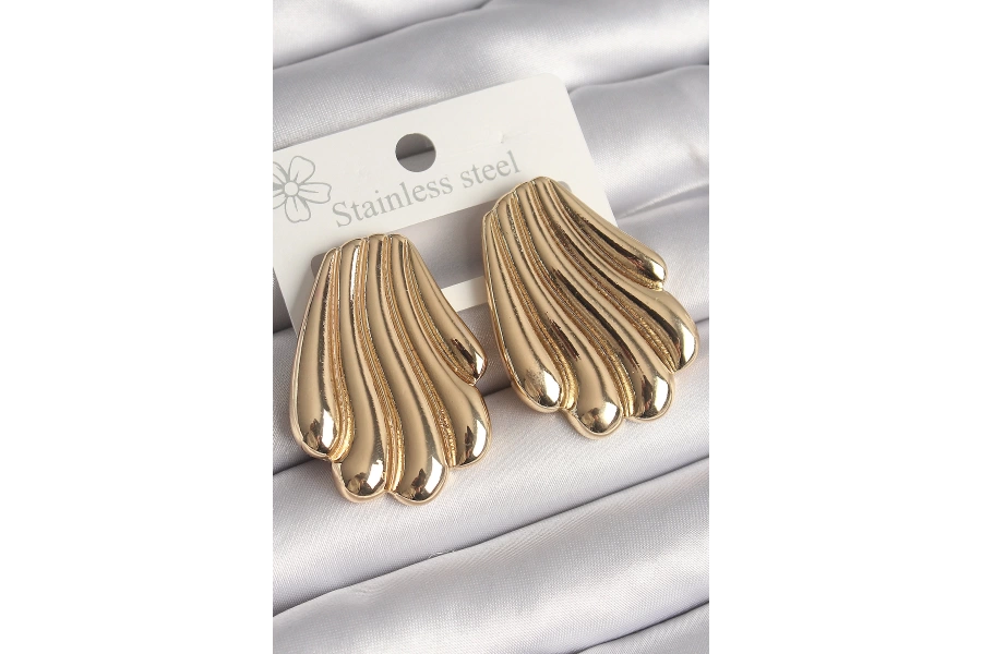 Shoecide Pirinç Gold Renk İşlemeli İstirdye Model Kadın Küpe