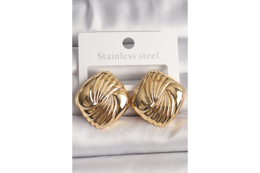 Shoecide Pirinç Gold Renk İşlemeli Kare Model Kadın Küpe