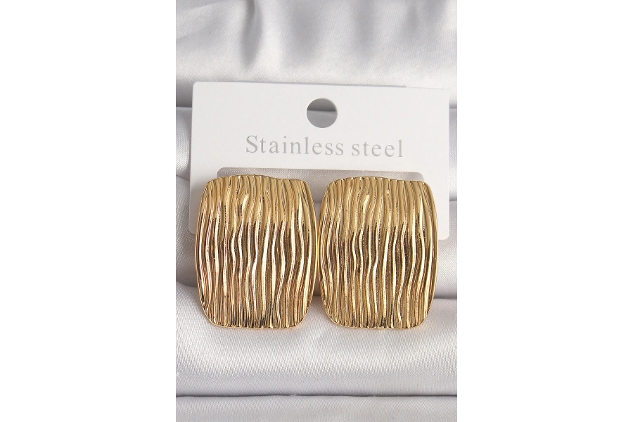 Shoecide Pirinç Gold Renk İşlemeli Kare Plaka Model Kadın Küpe